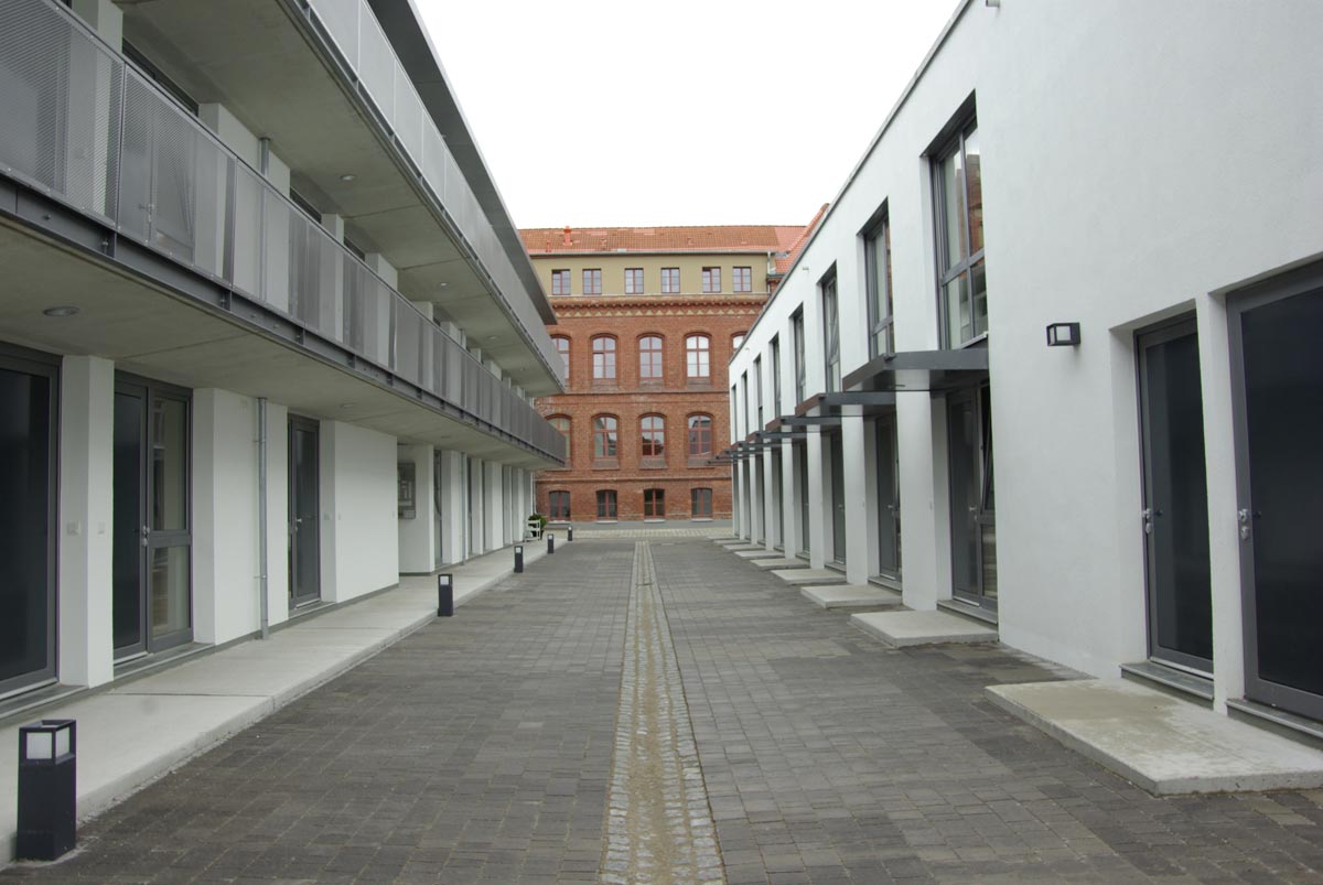 ank76 Aussenansicht Hinten Neubau Altbau Greifswald Buero Labs von Helmolt Architekt Berlin Falkensee