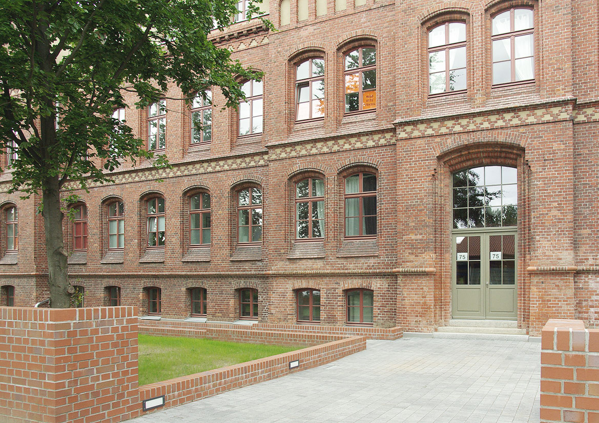 ank76 Foto 02 Altbau Außenansicht Eingang Fassade Klinker Greifswald Büro Labs von Helmolt Architekt Berlin Falkensee