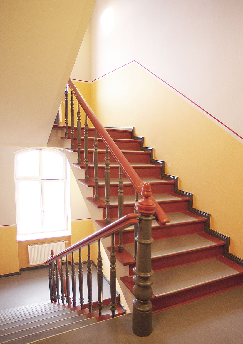 ank76 Foto 06 Altbau Innenansicht Treppe Holztreppe Interieur Greifswald Büro Labs von Helmolt Architekt Berlin Falkensee