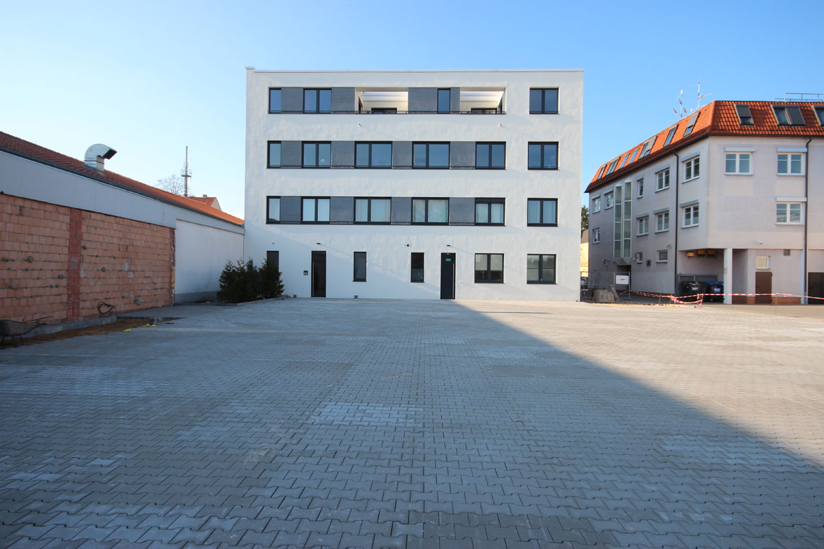 bah66 foto 02 Außenansicht Hof Fassade Ärztehaus Labs von Helmolt Architekt Berlin Falkensee