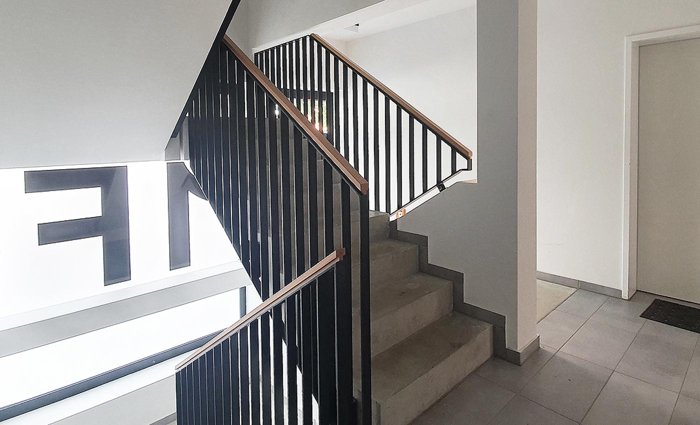 falk1 Foto 04 Ansicht Wohnungsneubau Treppe Neubau Wohnen Falkenberger Straße Berlin Labs von Helmolt Architekten Berlin