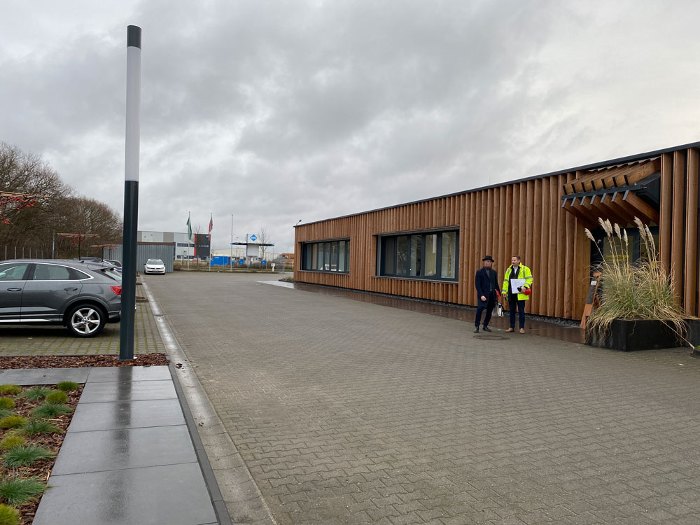 LEI2 Foto 05 Außenansicht Fassade Holzlamelle Wustermark Büro Labs von Helmolt Architekt Berlin Falkensee