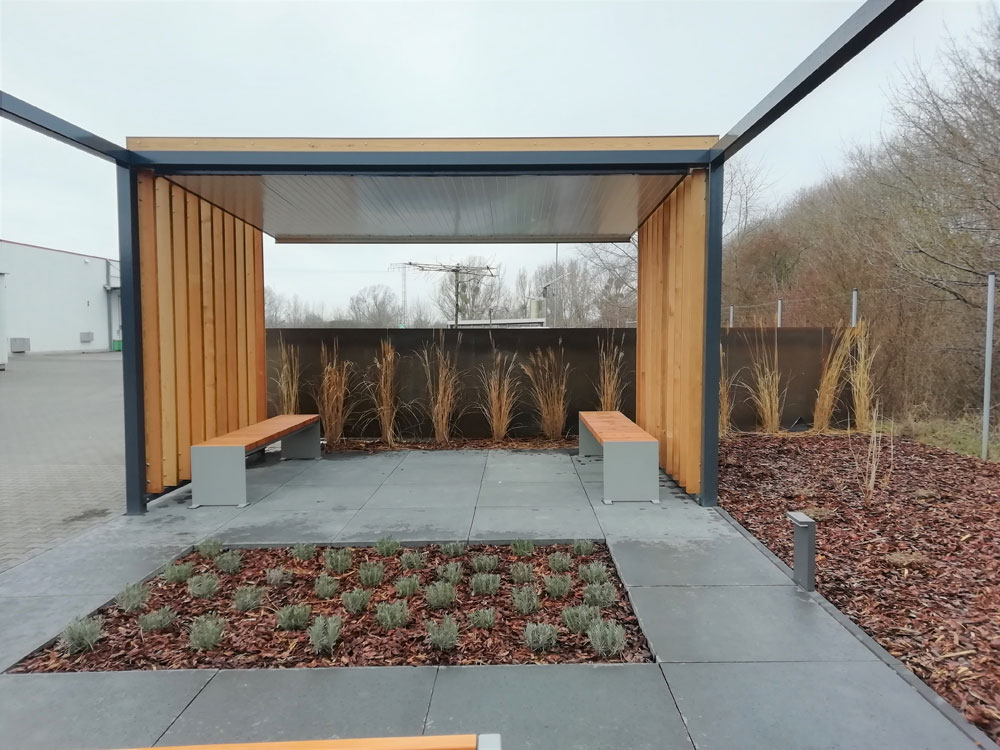 LEI2 Foto 07 Außenansicht Außenanlage Holzlamelle Wustermark Büro Labs von Helmolt Architekt Berlin Falkensee