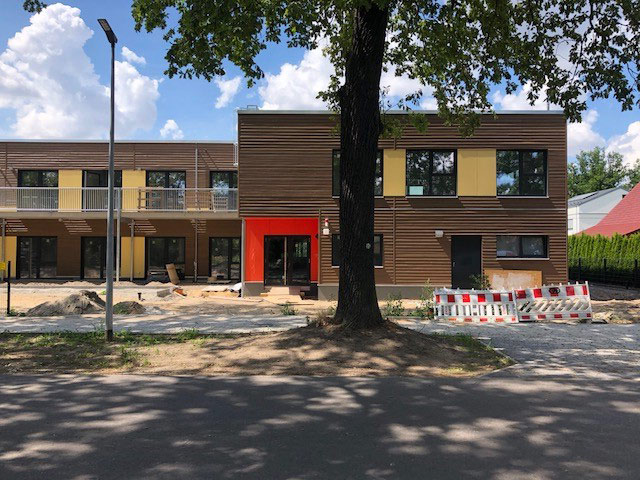 roh15 Foto 02 Außenansicht Fassade Holzbau Kita Kindergarten Architekturbüro Labs von Helmolt Falkensee Berlin